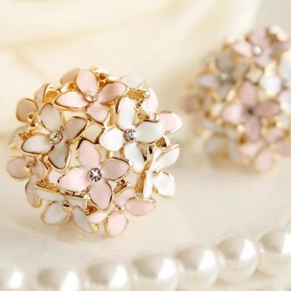 3/$30 FLOWER BOUQUET WHITE PINK EARRINGS STUD - Picture 3 of 8